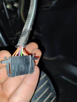 Dwa potencjometry pedału gazu na raz - tempomat metodą prób i błędów.