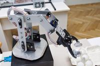 Ramię robota oparte na serwomechanizmach modelarskich Ramię robota oparte na serwomechanizmach modelarskich