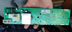Płyta elektroniczna pralki EWF8040W z oznaczeniem EWM 1100 trzymana w ręce.