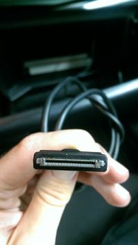 Mazda 3 BK - Do czego służy kabel w schowku wychodzący z deski rozdzielczej?