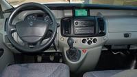 Renault Trafic 2002 - Jak podłączyć nawigację do radia, aby wyświetlać stacje?