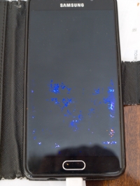 Czy serwis uszkodził ekran w Samsung A5-2016 podczas naprawy?