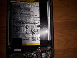 Otwarty smartfon Asus pokazujący baterię i wewnętrzne komponenty.