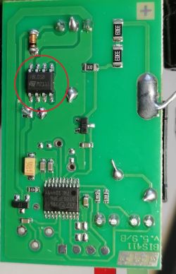 Wnętrze przekaźnika bistabilnego BIS-411 + schemat