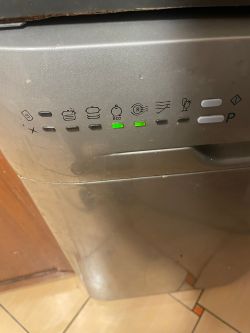 Panel zmywarki Hotpoint-Ariston LL 43 S z zapalonymi kontrolkami.
