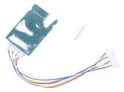 Mała płytka elektroniczna z przewodami w kolorach i białą wtyczką na końcu.