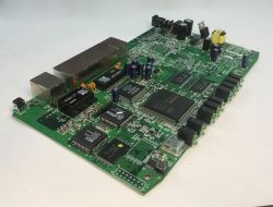 Wnętrze starego routera ISDN/DSL DI-304. Wspominamy Internet lat 2000