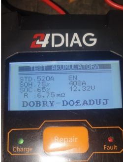 Wyświetlacz urządzenia diagnostycznego pokazujący test akumulatora.