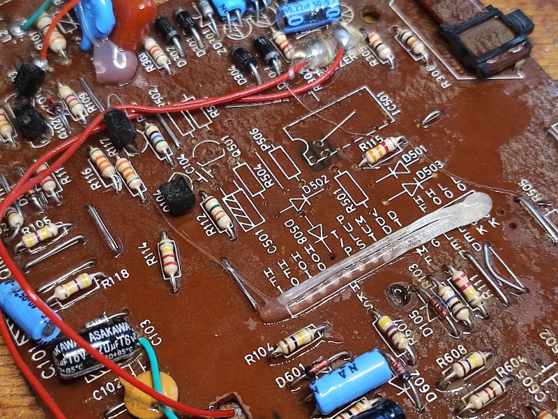Zbliżenie na płytkę PCB z komponentami elektronicznymi.