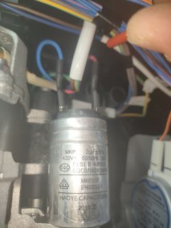 Zbliżenie na kondensator MKP 3 µF 450 V w zmywarce, z przewodami i złączami