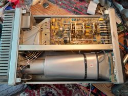 Wnętrze oscyloskopu PM 3233 z widoczną lampą i płytami elektronicznymi