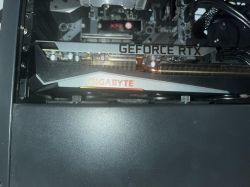 Zdjęcie karty graficznej Gigabyte RTX 3070 Ti z potrójnym chłodzeniem w obudowie SilentiumPC.