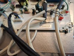 Zbliżenie na płytkę PCB z przewodami i kondensatorami; widoczny nadruk „KB-5150 94‑V0” i etykieta.
