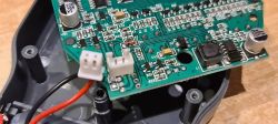 Zbliżenie na płytkę PCB testera Noyafa z widocznymi kondensatorami, cewką i złączami