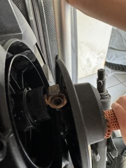 Zbliżenie na bęben myjki ciśnieniowej Stihl 130 PLUS z pękniętym, mosiężnym złączem węża.