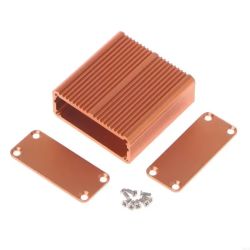 Aluminiowa obudowa do elektroniki z dwoma pokrywami i śrubkami na białym tle