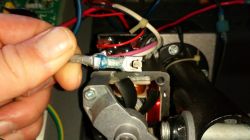 Bieżnia wyzwala bezpiecznik przy starcie.