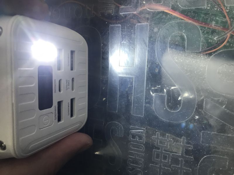 Porty ładowania i latarka LED w białym powerbanku Bavin PC1058S