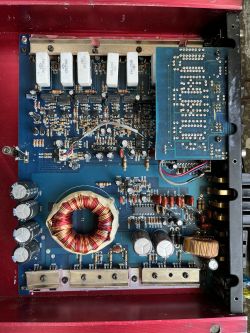 Zbliżenie na płytę wzmacniacza samochodowego, ukazujące elementy elektroniczne.