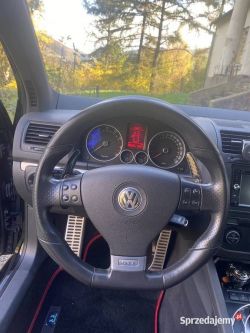 Kierownica Volkswagena z przyciskami na środku do sterowania radiem.