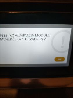 Wiadomość o błędzie F6E6 na ekranie piekarnika Whirlpool: Komunikacja modułu menedżera 1 urządzenia.