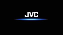 Logo JVC na czarnym tle z niebieskim podświetleniem pod napisem.