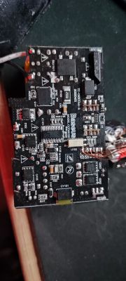 Widok płytki drukowanej wewnątrz ładowarki Baseus 100w model CCGAN10UE.