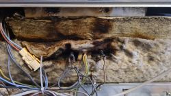 Piekarnik AEG B-3741-4 M - Okopcona i nadpalona wełna izolacyjna