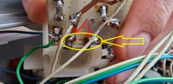 Zbliżenie na układ elektroniczny z przewodami i lutami.
