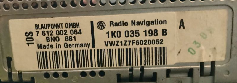 Etykieta z numerem seryjnym radia Blaupunkt dla Volkswagena Passata