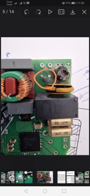 Zdjęcie płytki drukowanej z zaznaczonym na pomarańczowo uszkodzonym mechanicznym elementem elektronicznym.