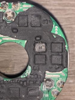 Zbliżenie na płytkę drukowaną z elementami elektronicznymi, w tym z oznaczeniem SGM041R8T.