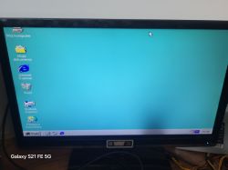 Monitor przedstawiający pulpit systemu Windows 98 z polskim interfejsem.