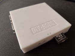 Weißer DIY-A586-Adapter mit microSD-Karte.