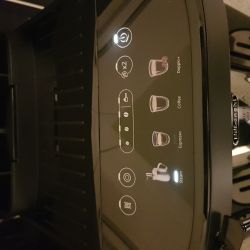 Panel sterowania ekspresu Delonghi Magnifica EVO z aktywną ikoną pary i filtra w kolorze czerwonym