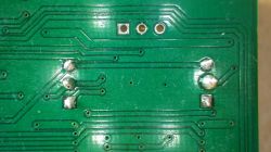 Nahaufnahme eines PCB-Ausschnitts mit sechs Lötstellen und sichtbaren Leiterbahnen.
