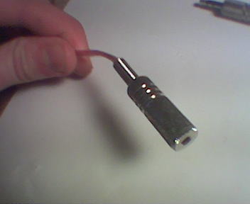 Jakie napięcie występuje na stykach portu USB i czy można podłączyć diodę LED?