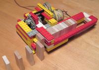 ROW ustawiający klocki domina z klocków lego