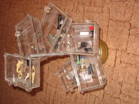 Przydatne szufladki na części.