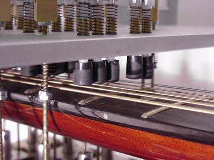 Mechaniczna gitara z interfejsem MIDI