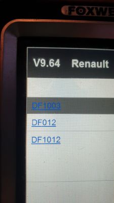 Diagnostic screen of a Foxwell scanner showing error codes for Renault.