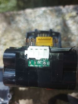 Funkcja tajemniczego przycisku w baterii Makita 18V - pytanie o jego zastosowanie
