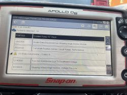 Zdjęcie ekranu skanera diagnostycznego Snap-on pokazującego kody błędów dla VW Passat 2.0 TDI z 2016 roku.