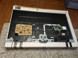 Zdemontowany tył telewizora Sony KDL 65W857C z widocznymi płytami elektronicznymi i okablowaniem.