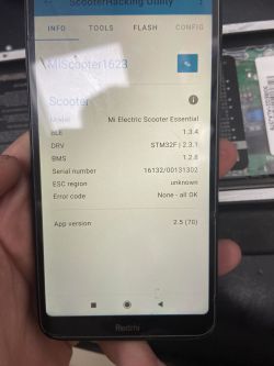 Aplikacja ScooterHacking Utility pokazująca szczegóły hulajnogi elektrycznej na ekranie telefonu.