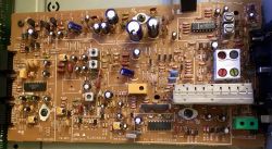 Zdjęcie płytki drukowanej z elementami elektronicznymi układu FM/AM tunera Technics ST-GT630.