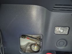 Panel boczny bagażnika Suzuki SX4 z lampką i otwartą klapką serwisową