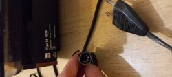 Stary gramofon Dual CS 1226 z przewodem z wtyczką DIN i wtyczką sieciową.