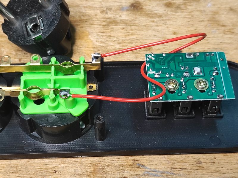 Przedłużacz/listwa 2m 4 gniazda i 3 USB za 35 zł o tajemniczej wydajności prądowej