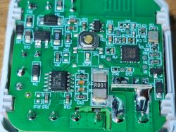 Moduł Tuya SB490 z chipem BK7231N i układem pomiaru BL0942 na płytce PCB.